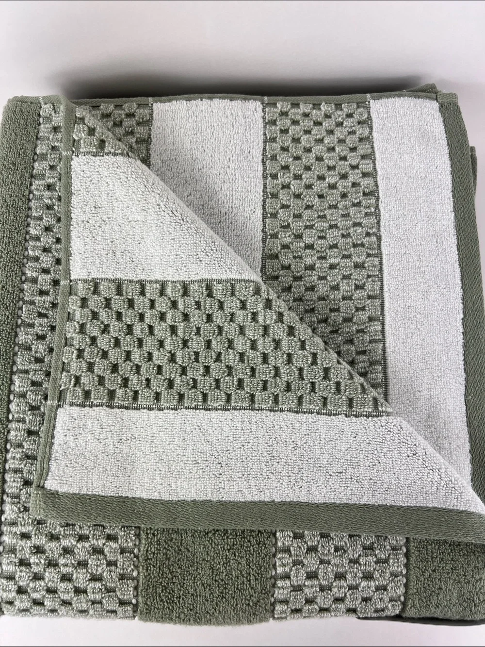 DKNY Bath Towel Set Sage Green White Plush Cotton Zero Twist Set of 2 NEW